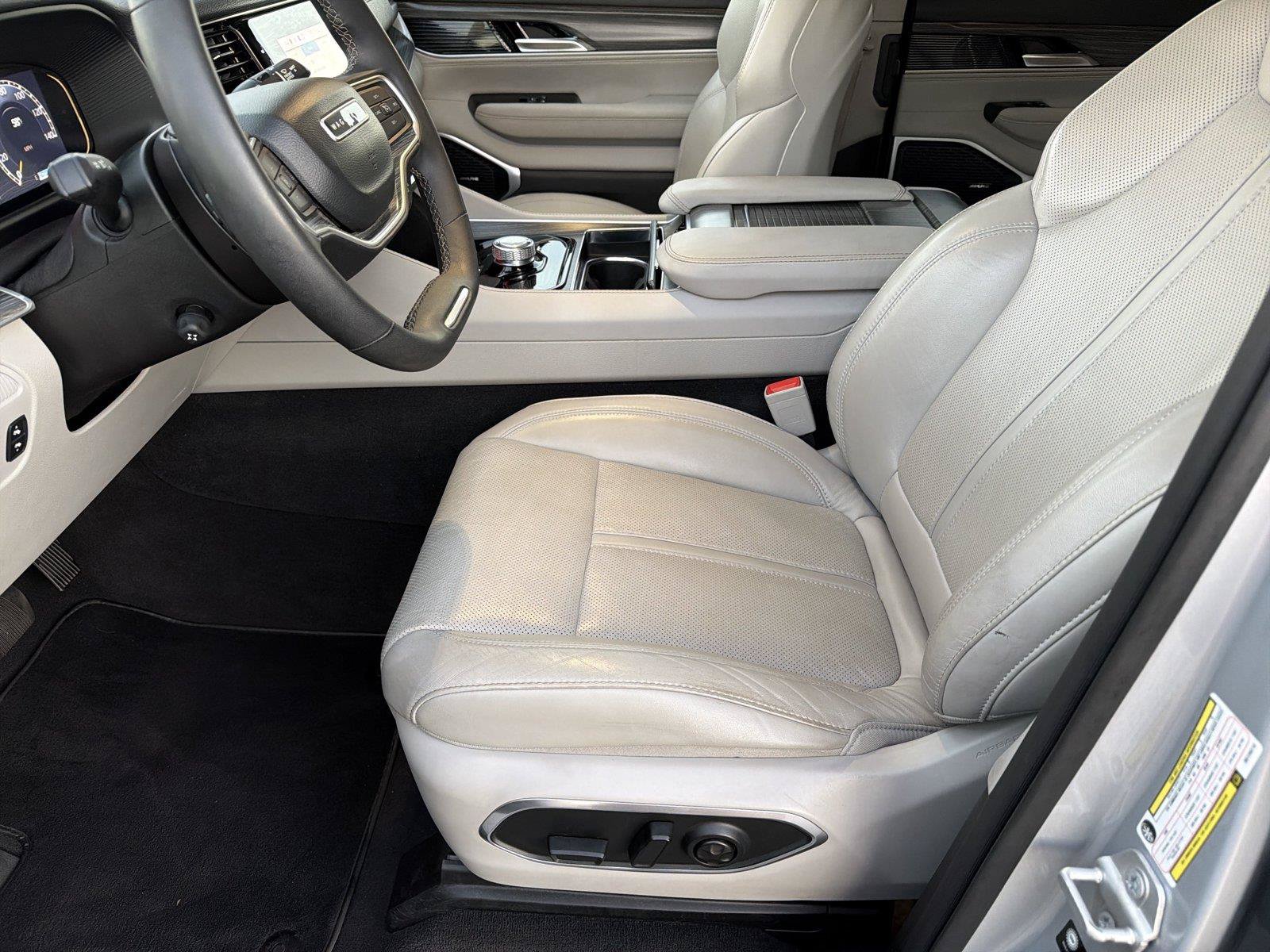 Used 2024 Jeep Wagoneer Series II w/ Flexible Seating Group RWD image 8