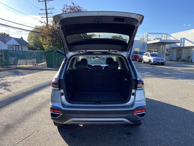 Used 2025 Volkswagen Taos SE AWD/4WD image 31