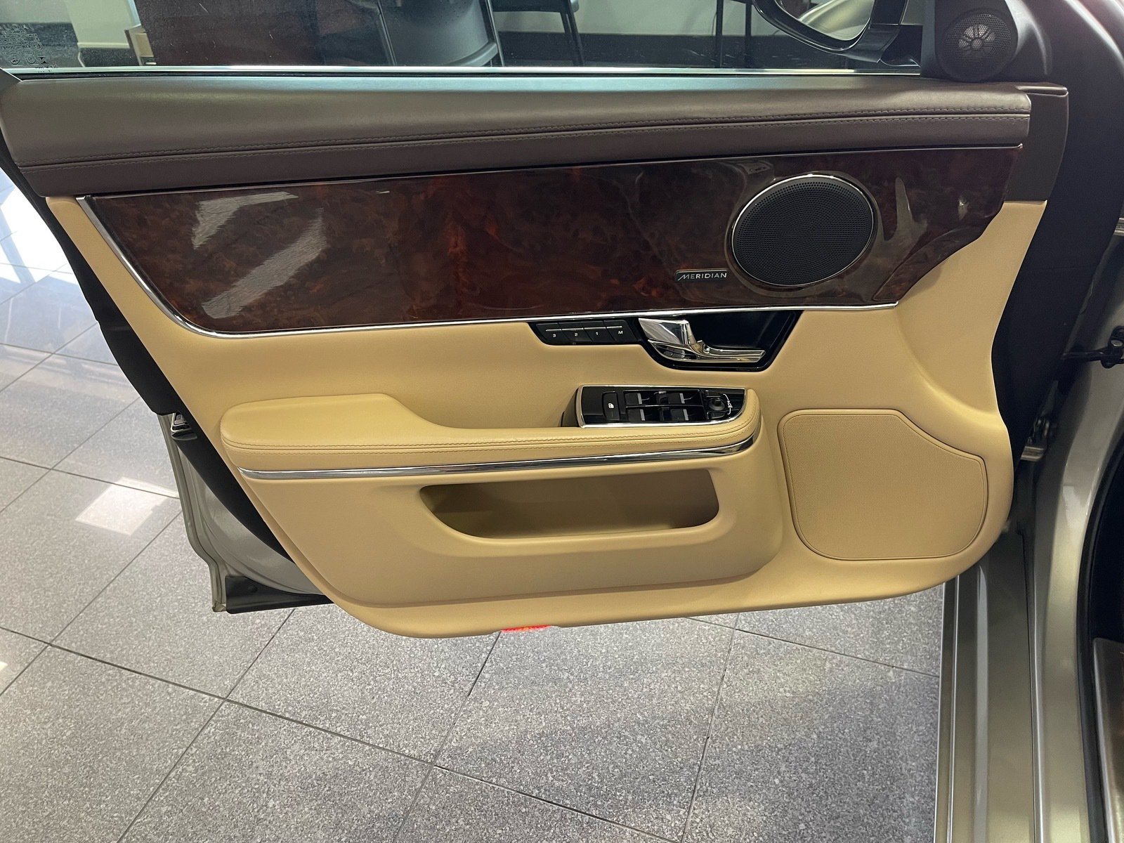 Used 2013 Jaguar XJ RWD image 23