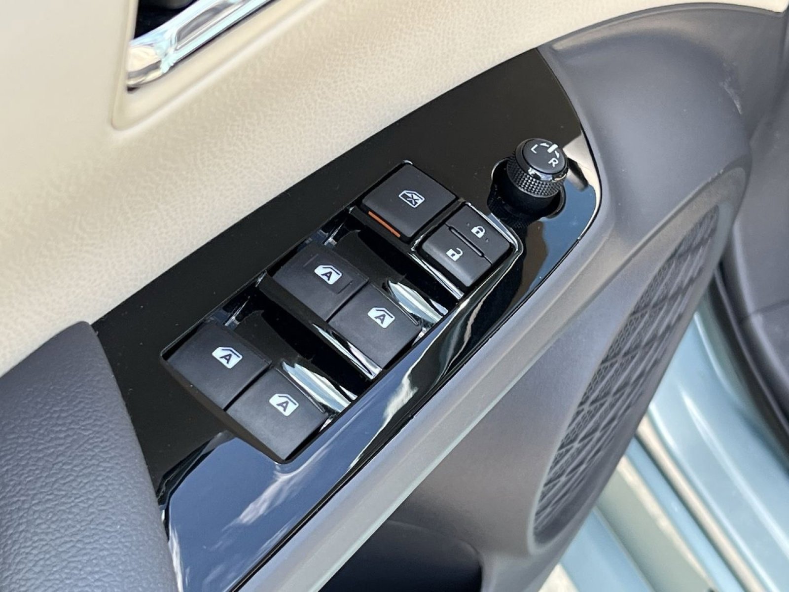 Used 2018 Toyota Prius Four w/ Advanced Technology Package FWD image 16