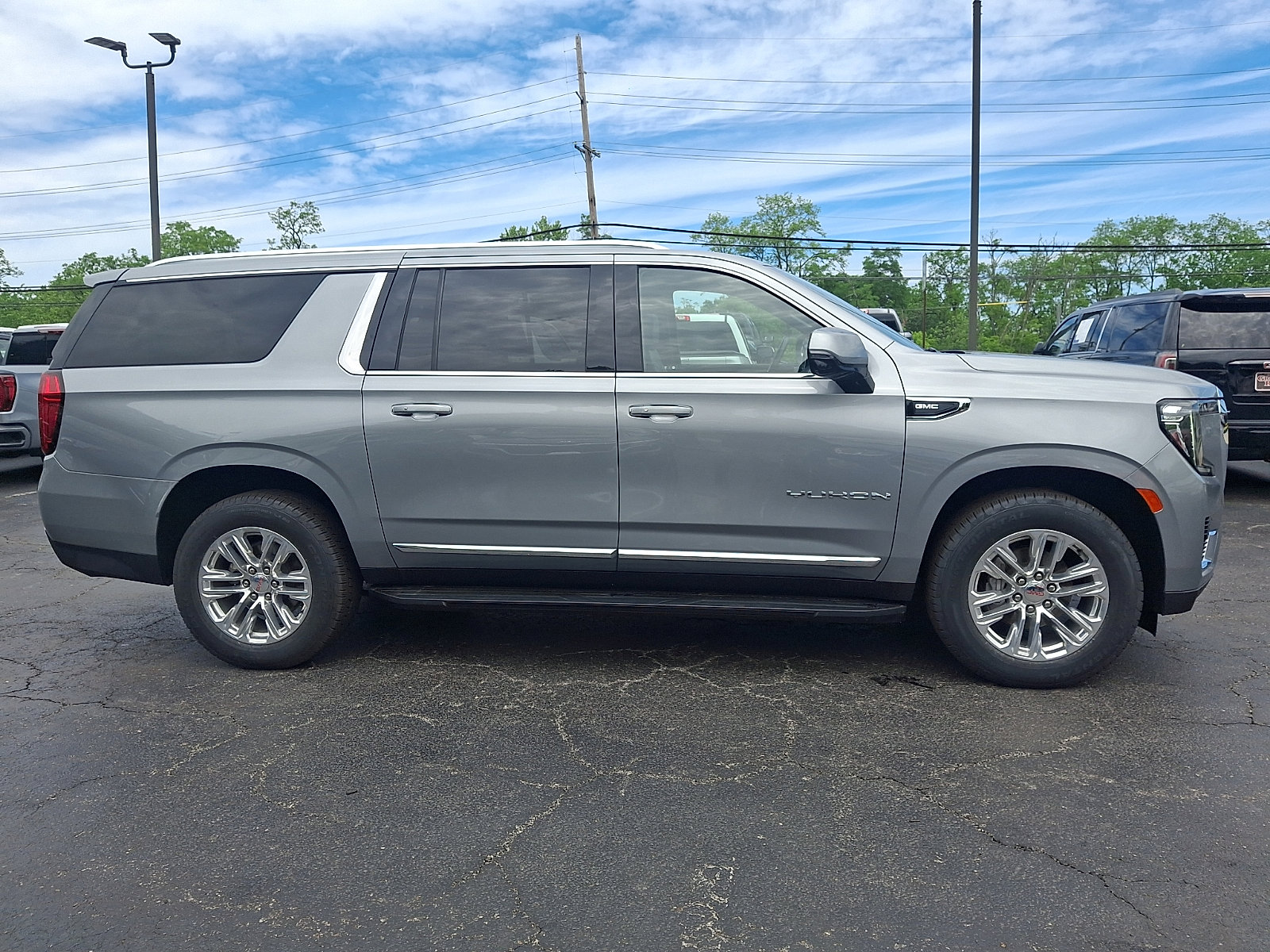 Used 2024 GMC Yukon XL SLT w/ SLT Luxury Package AWD/4WD image 7