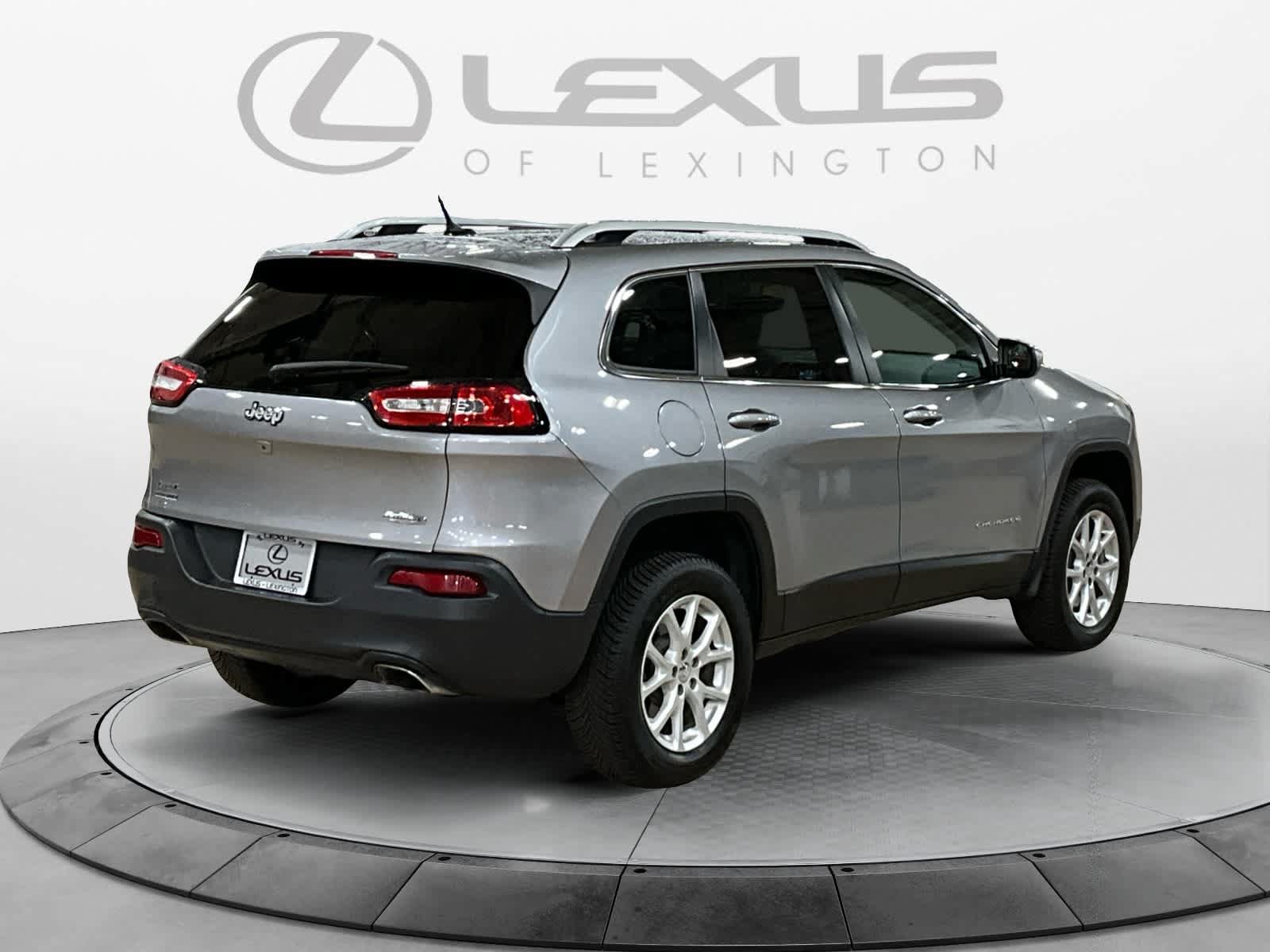Used 2017 Jeep Cherokee Latitude AWD/4WD image 5
