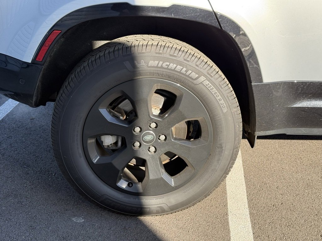 Used 2023 Land Rover Defender 110 X-Dynamic SE image 12