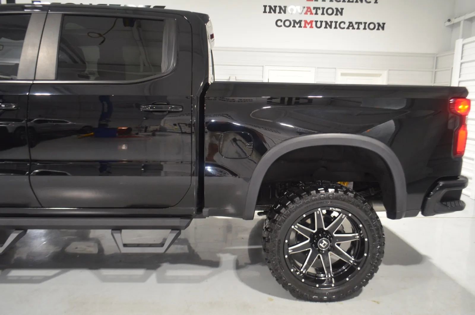 Used 2023 Chevrolet Silverado 1500 ZR2 w/ Technology Package AWD/4WD image 6