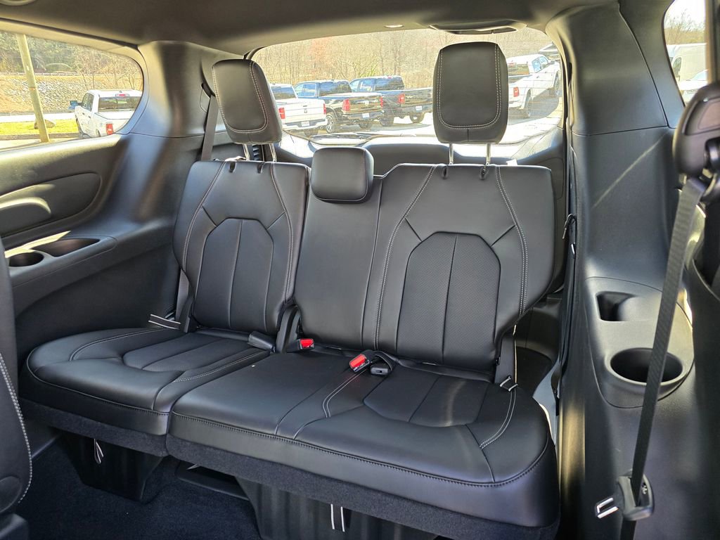 New 2026 Chrysler Pacifica Select image 12