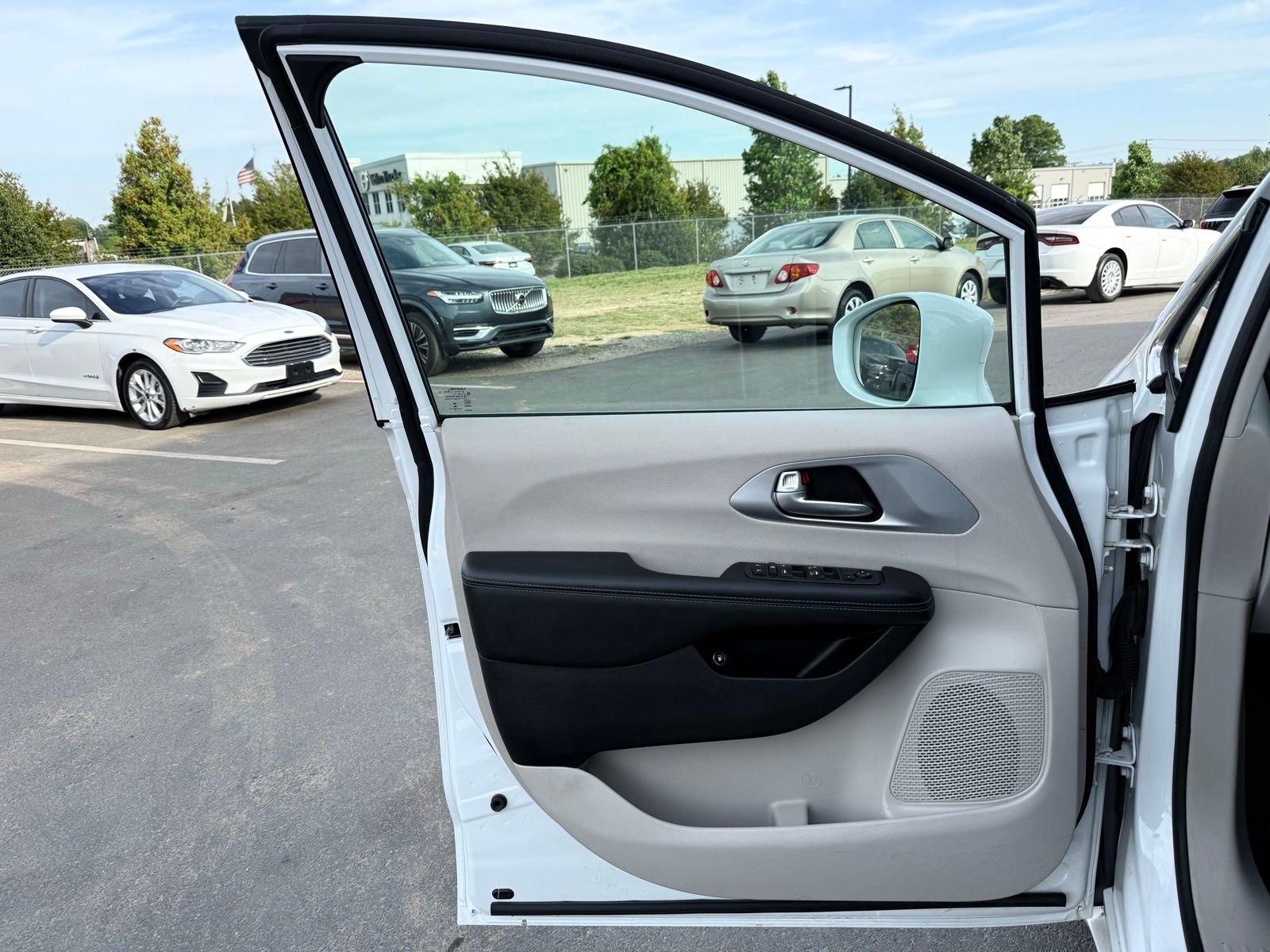 Used 2018 Chrysler Pacifica Touring Plus image 16