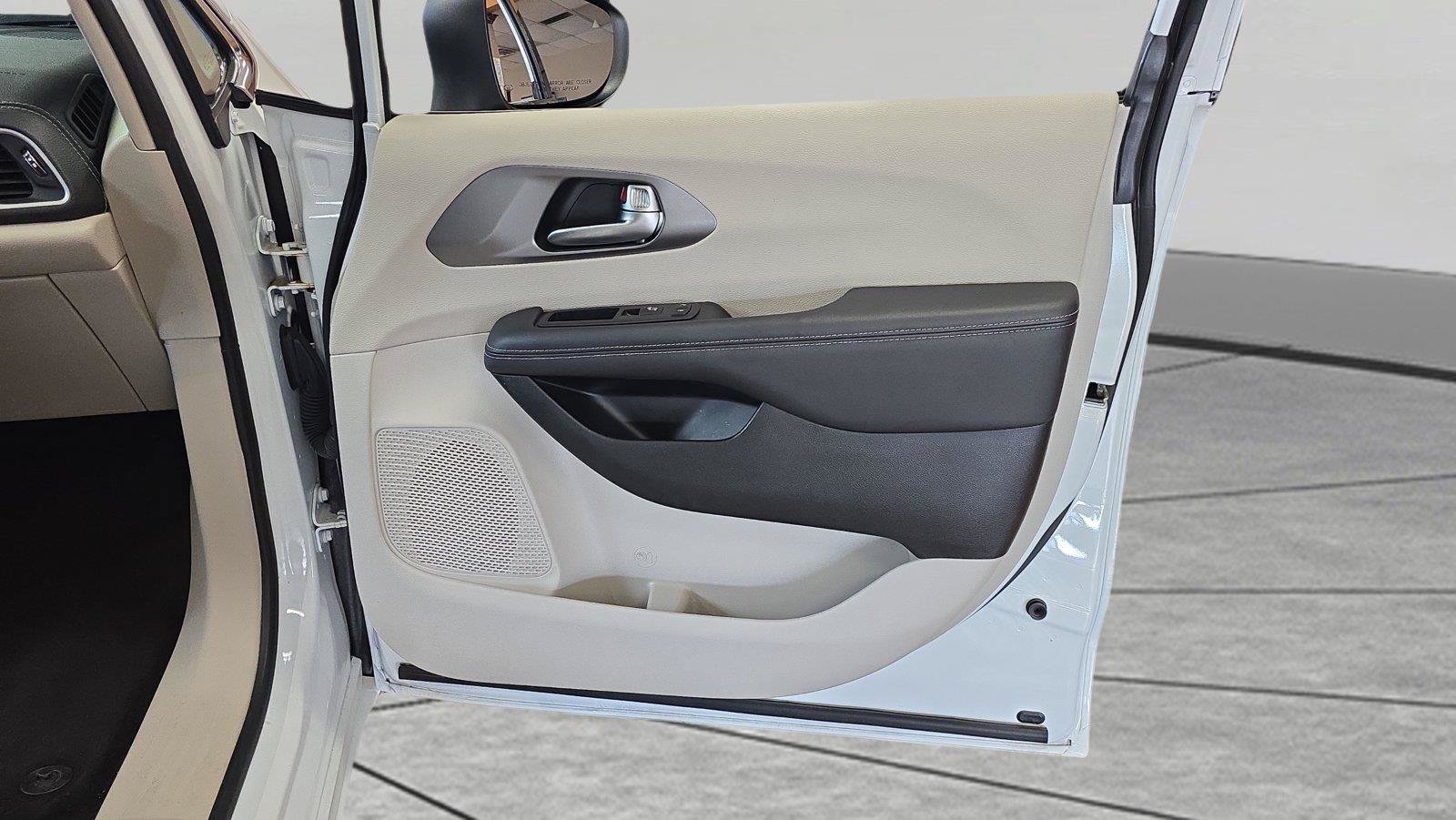 Used 2023 Chrysler Pacifica Touring-L FWD image 15