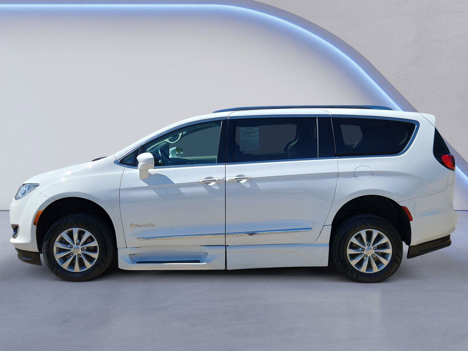 Used 2018 Chrysler Pacifica Touring-L Plus FWD image 6