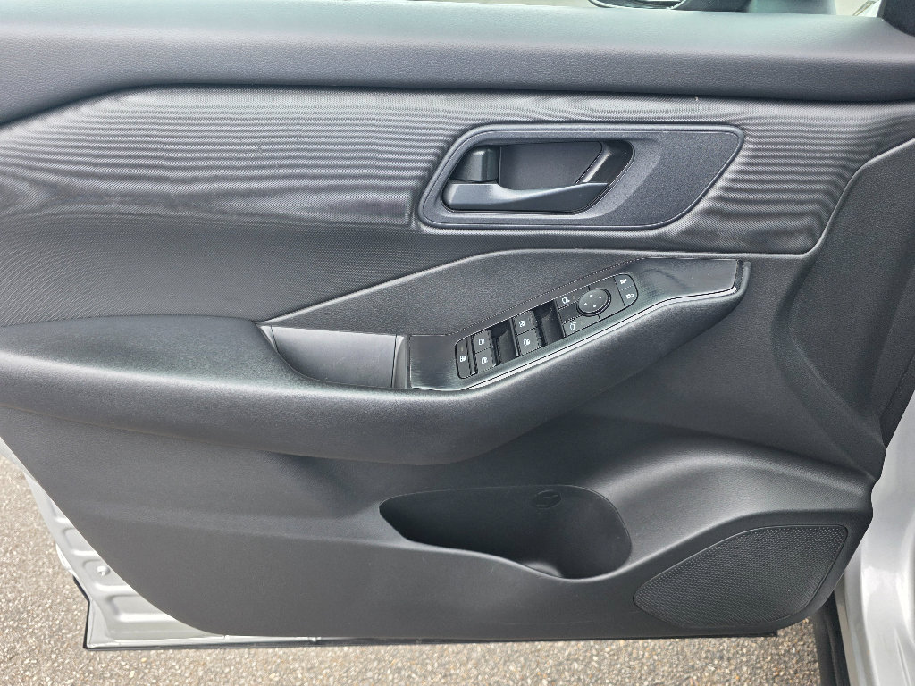 Used 2024 Nissan Rogue S image 10