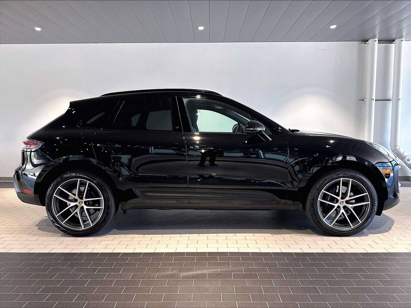Used 2026 Porsche Macan AWD/4WD image 12