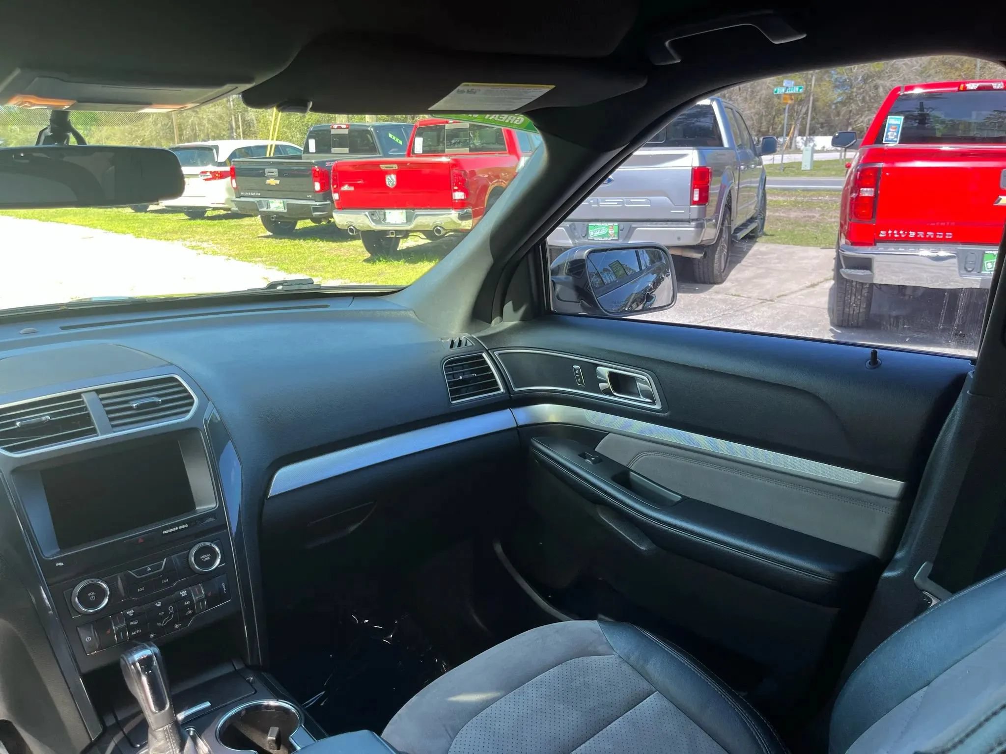 Used 2017 Ford Explorer XLT w/ Equipment Group 202A FWD image 14