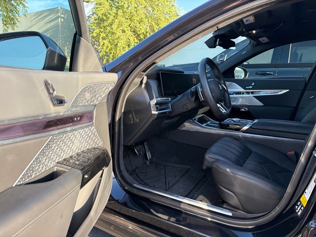 Used 2024 BMW 760i xDrive w/ Executive Package AWD/4WD image 3
