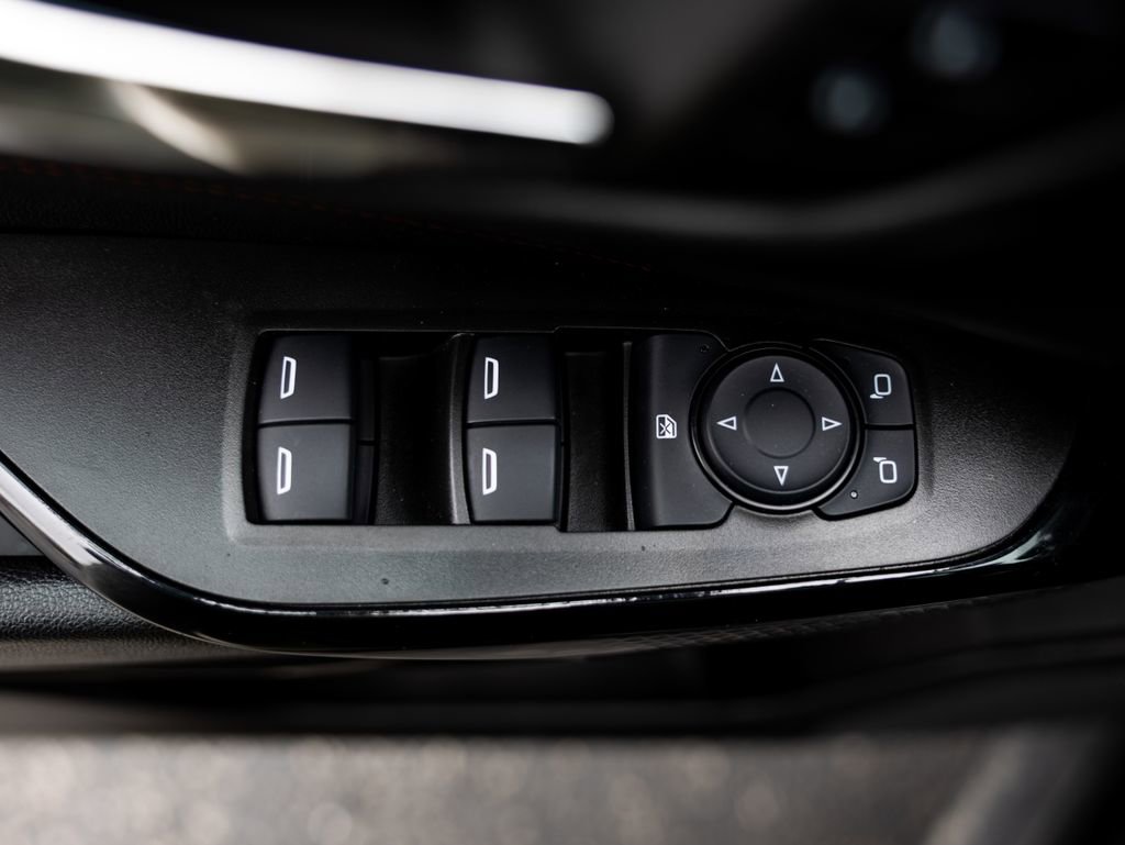 Used 2025 Chevrolet Trax RS w/ Sunroof Package image 27