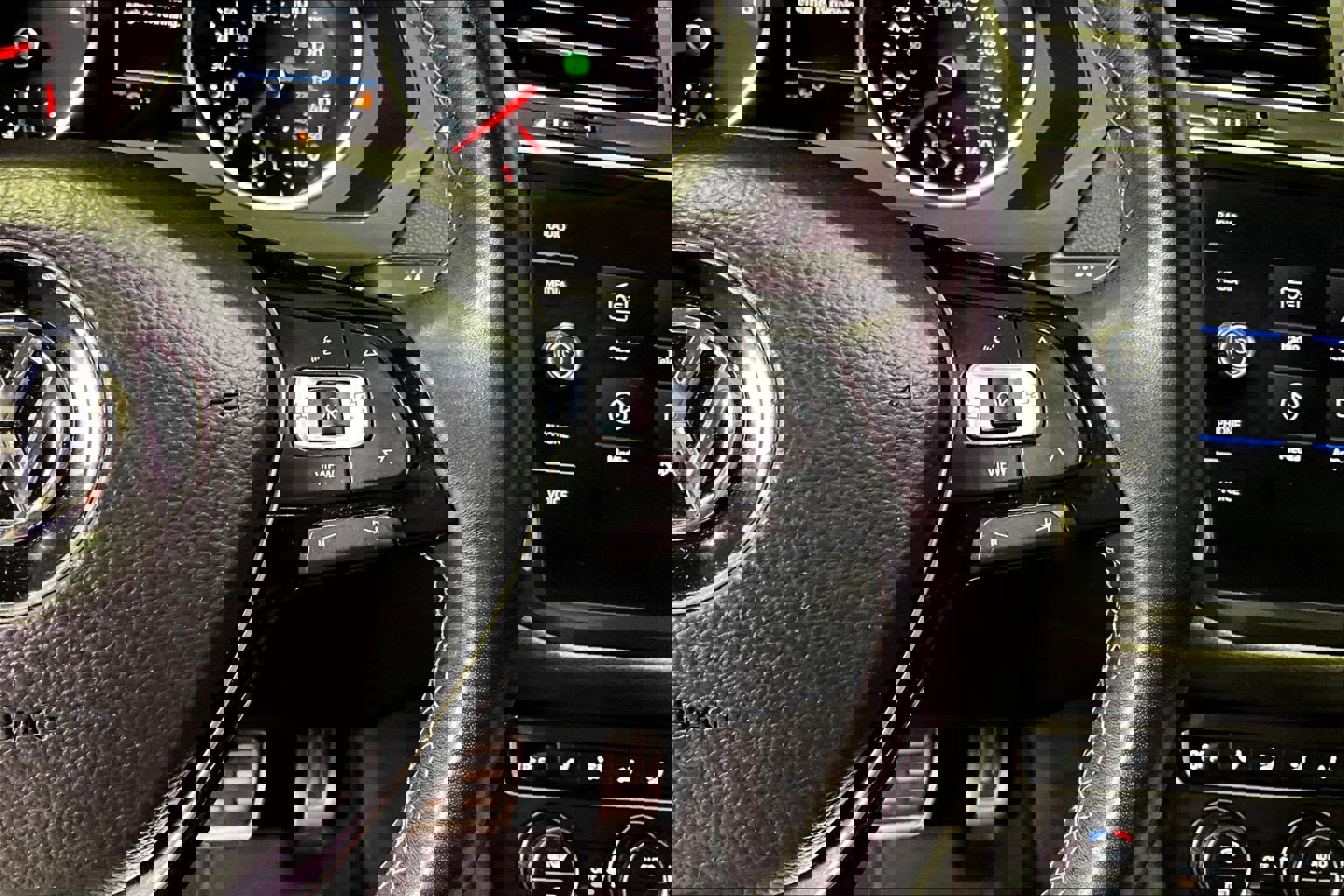 Used 2021 Volkswagen Tiguan SE R-Line image 12