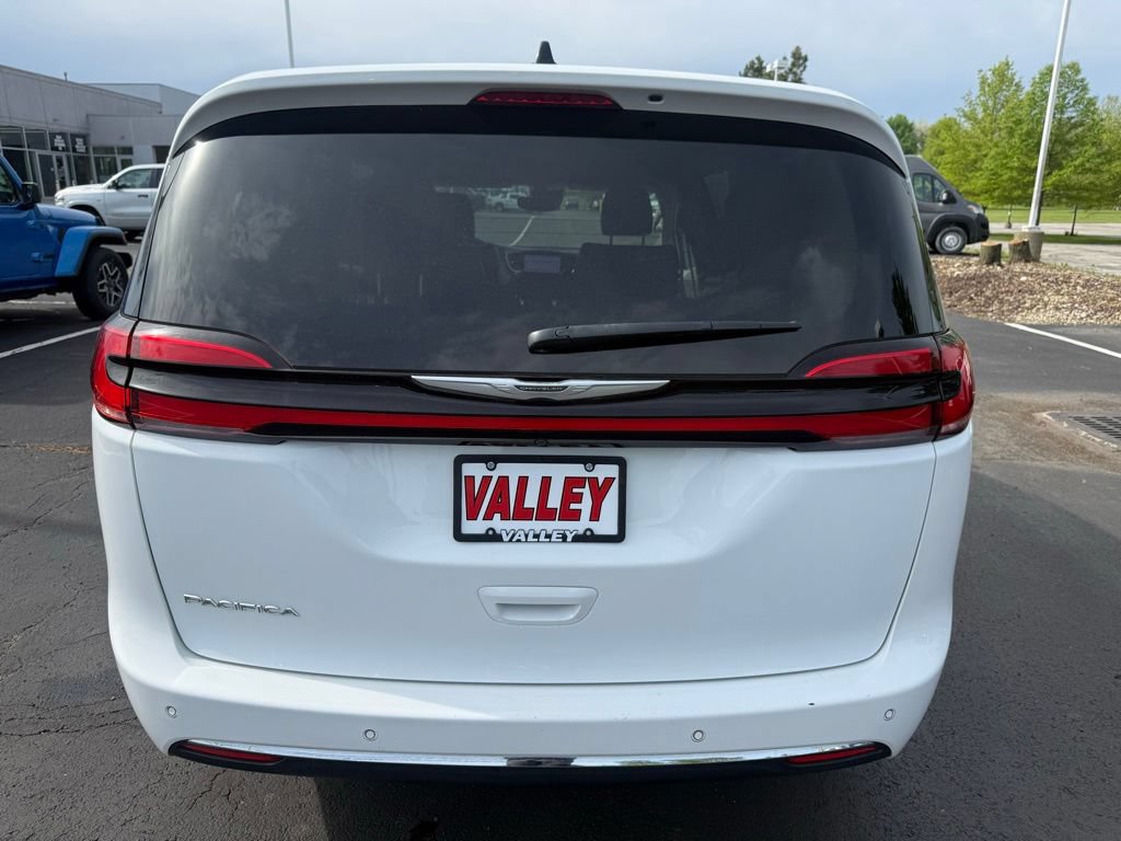 Used 2023 Chrysler Pacifica Touring-L FWD image 11