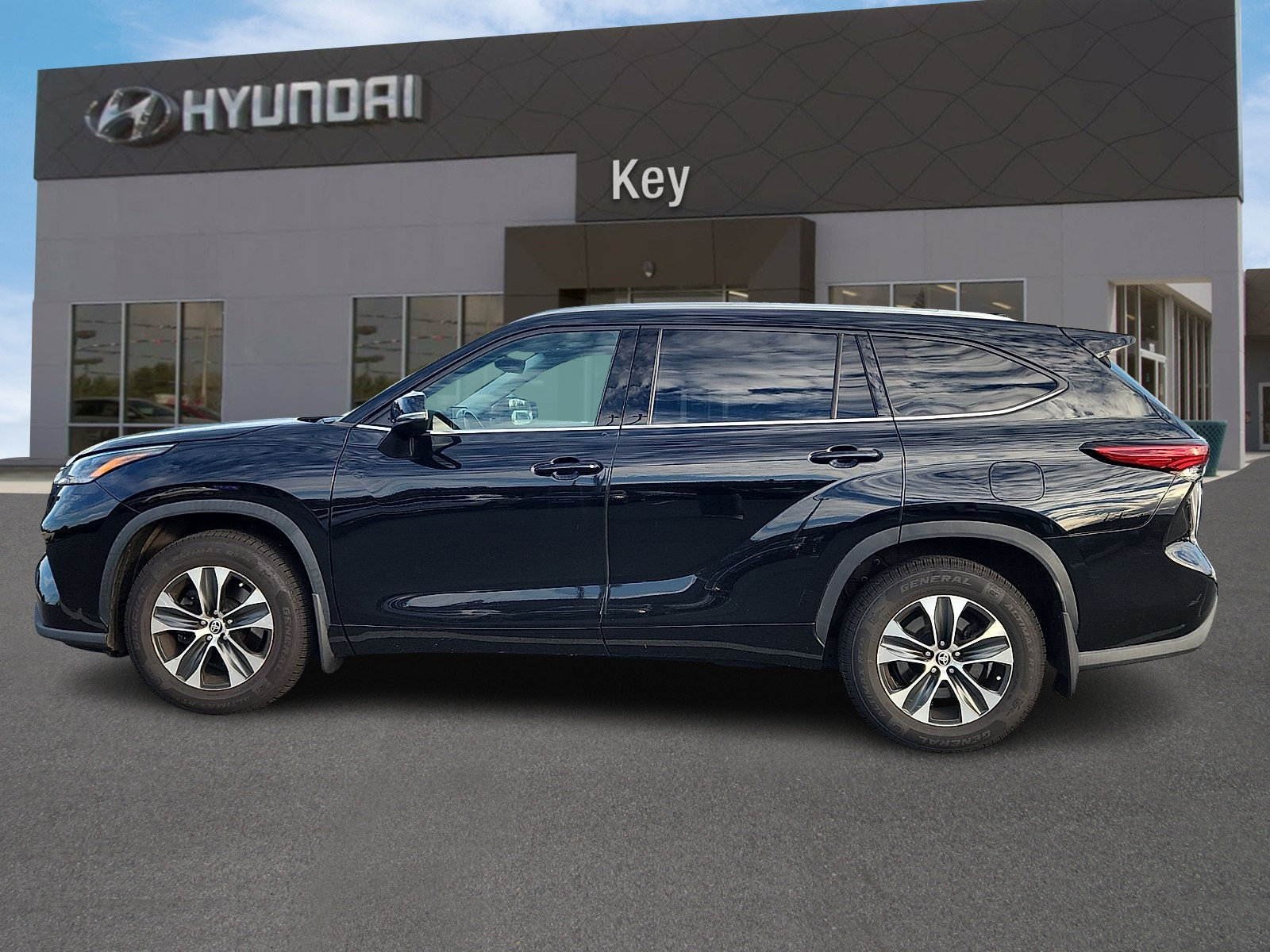 Used 2021 Toyota Highlander XLE AWD/4WD image 5