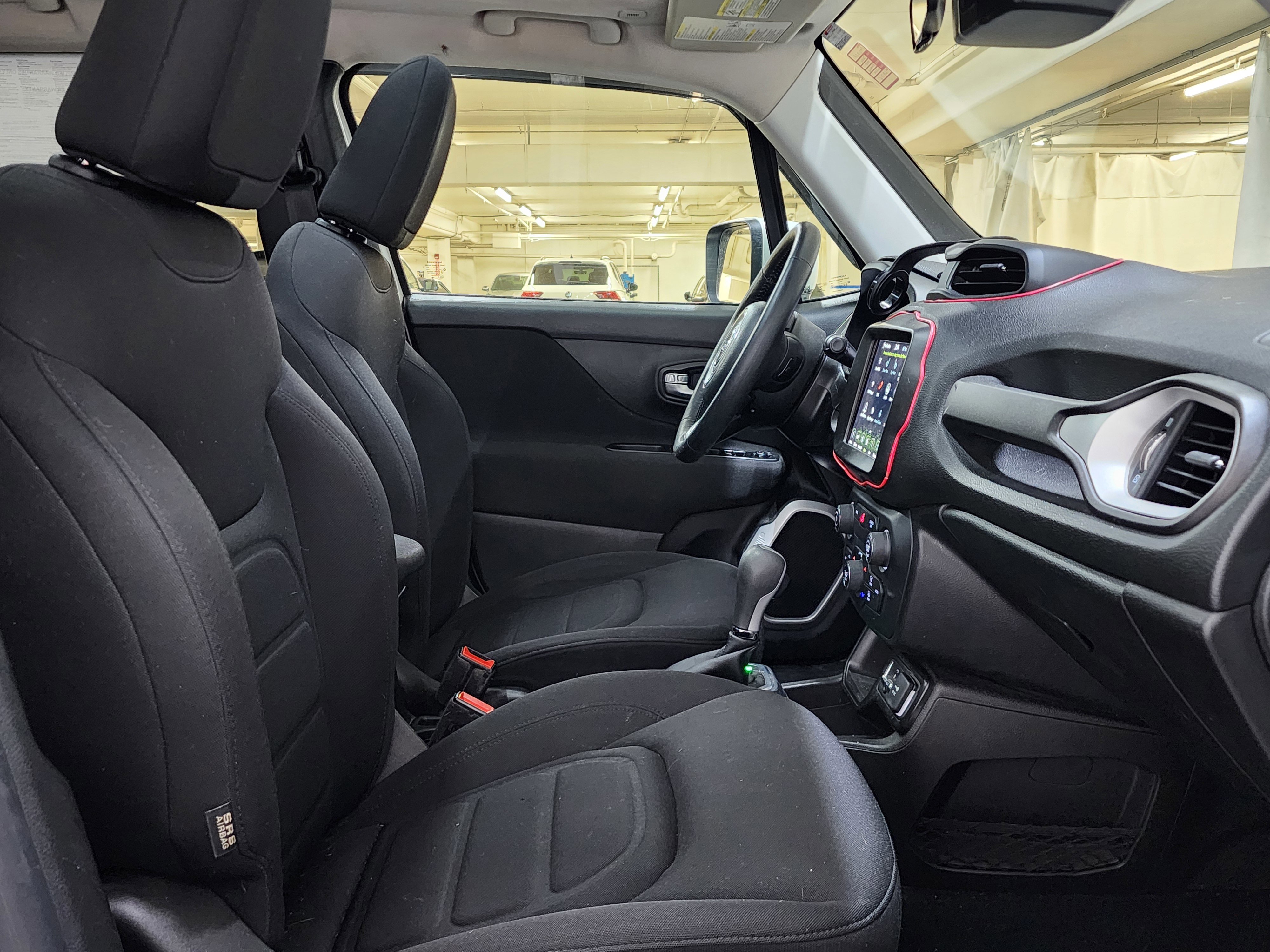 Used 2020 Jeep Renegade Latitude w/ UConnect 8.4 Nav Group FWD image 23