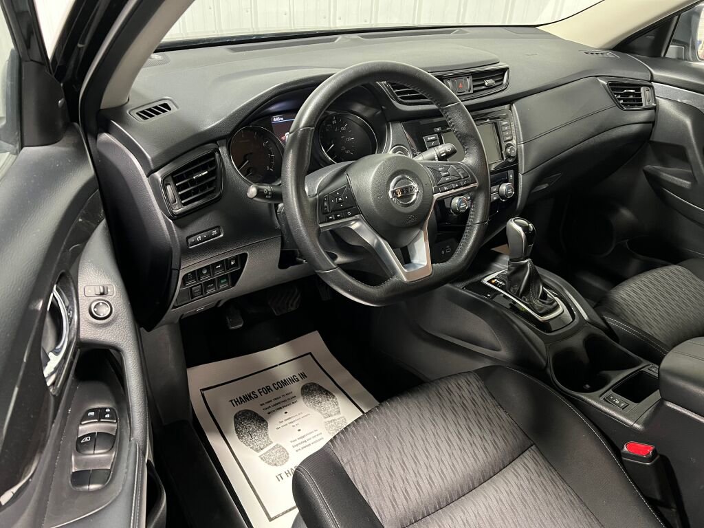 Used 2019 Nissan Rogue SV image 2