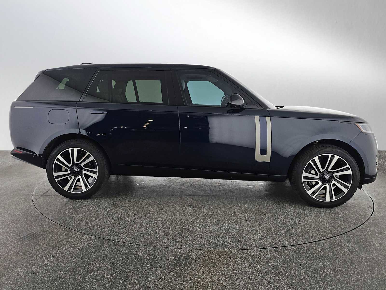 Used 2023 Land Rover Range Rover Long Wheelbase SE AWD/4WD image 6