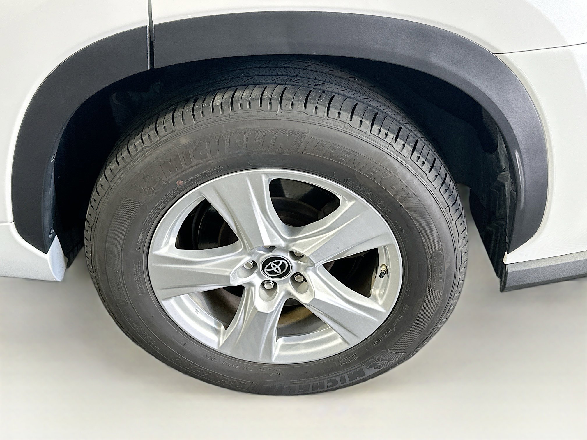 Used 2024 Toyota Highlander LE image 11