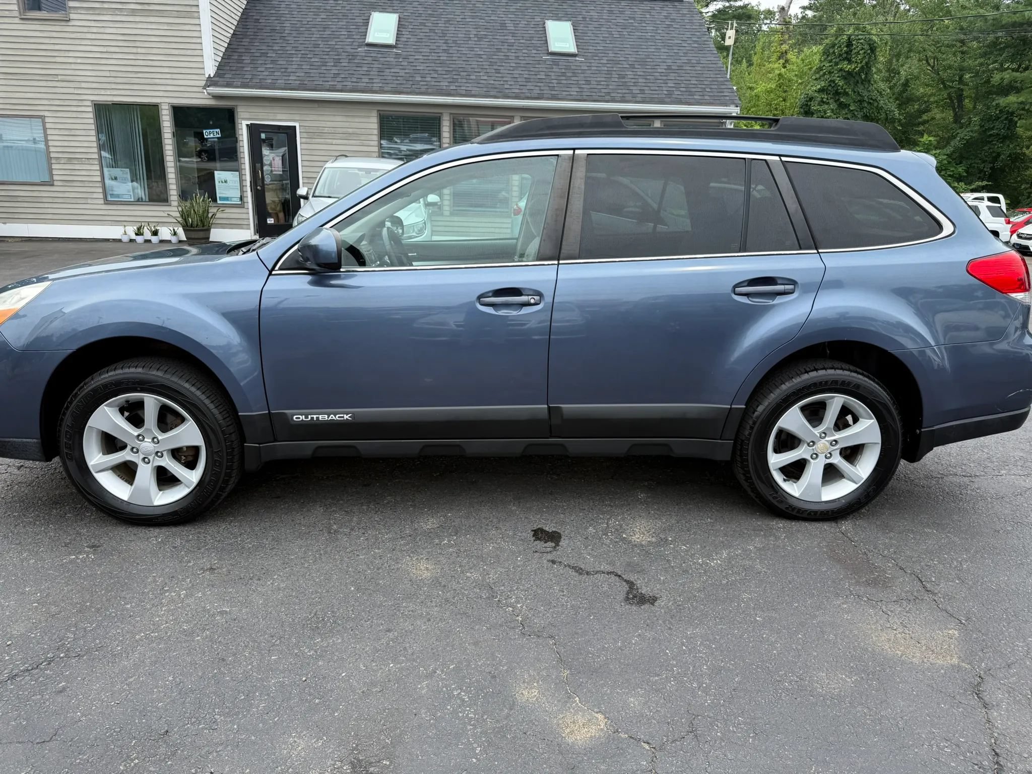 Used 2013 Subaru Outback 2.5i Premium w/ All-Weather Pkg AWD/4WD image 4