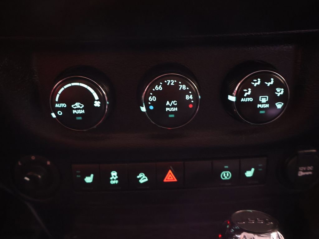 Used 2016 RAM 1500 Laramie w/ Convenience Group AWD/4WD image 23
