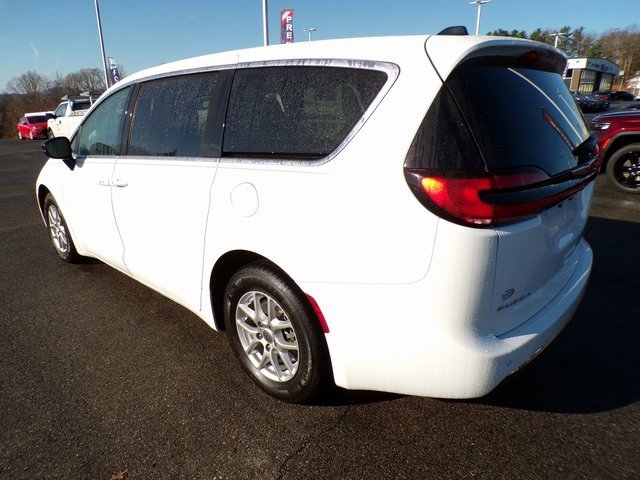 Used 2024 Chrysler Pacifica Touring-L image 3