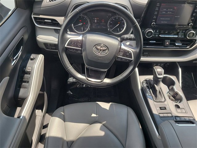 Used 2022 Toyota Highlander XLE image 18