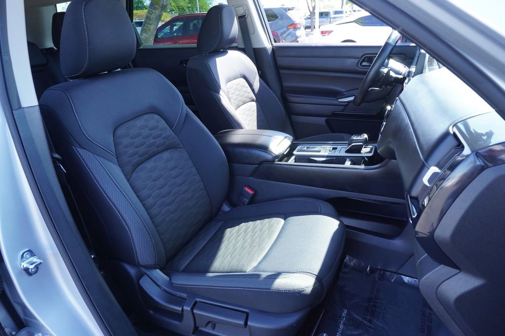 Certified 2025 Nissan Pathfinder SV image 13