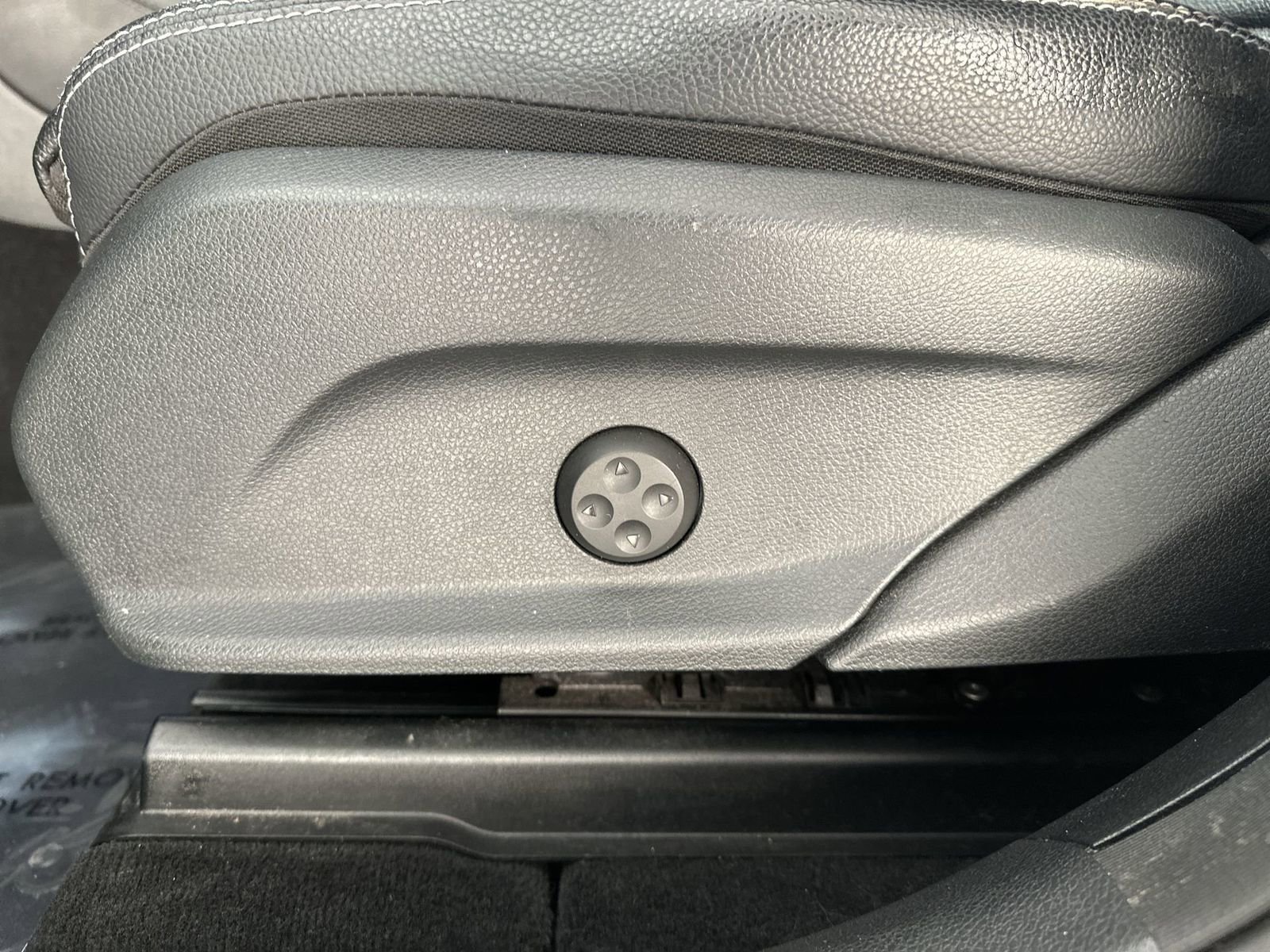 Used 2018 Mercedes-Benz GLC 300 4MATIC w/ Premium Package image 16