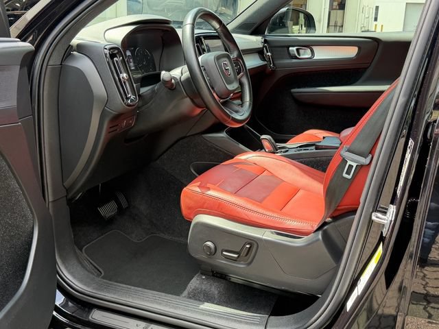Used 2020 Volvo XC40 T4 Momentum FWD image 13