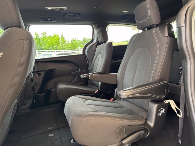 Used 2023 Chrysler Pacifica Touring FWD image 33