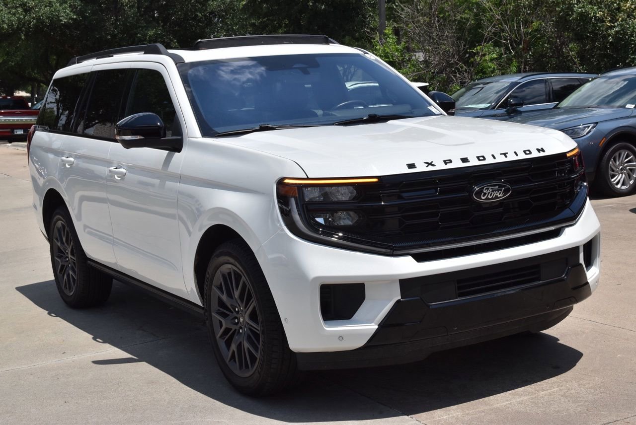Certified 2025 Ford Expedition Platinum w/ Stealth Performance Package AWD/4WD image 4
