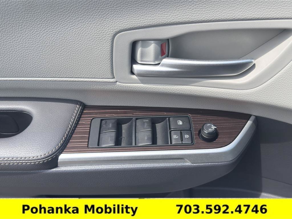 Used 2024 Toyota Sienna XLE FWD image 21