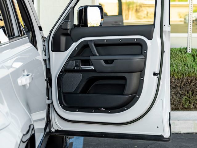 Used 2023 Land Rover Defender 110 V8 image 27