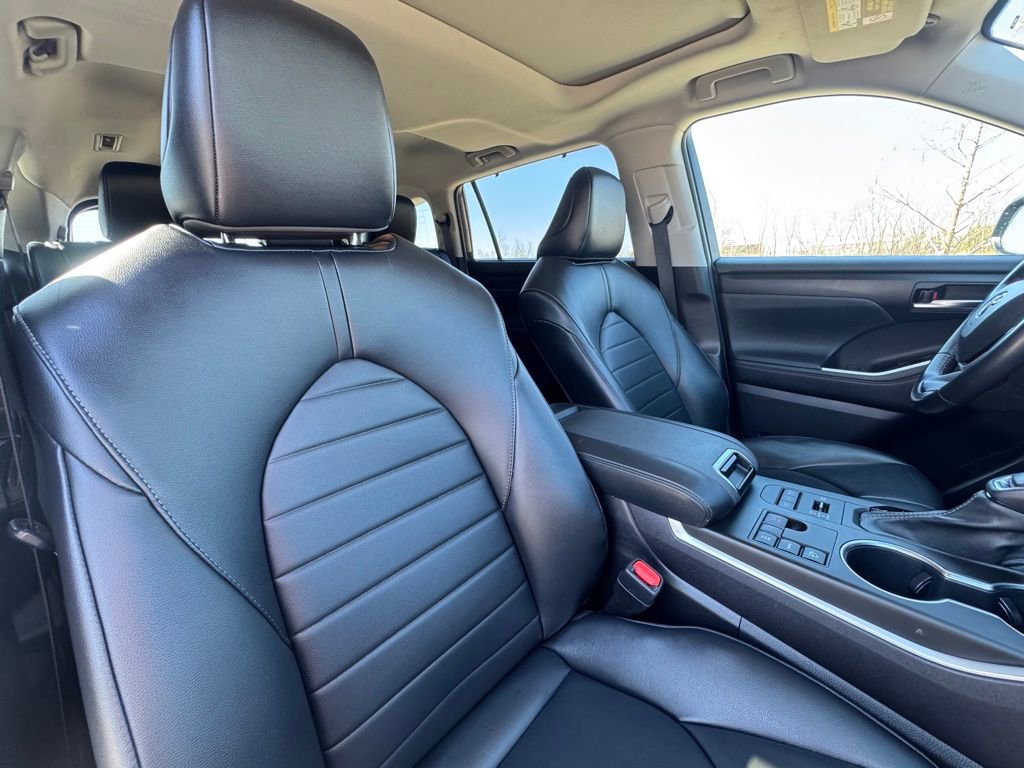 Used 2023 Toyota Highlander XLE AWD/4WD image 30