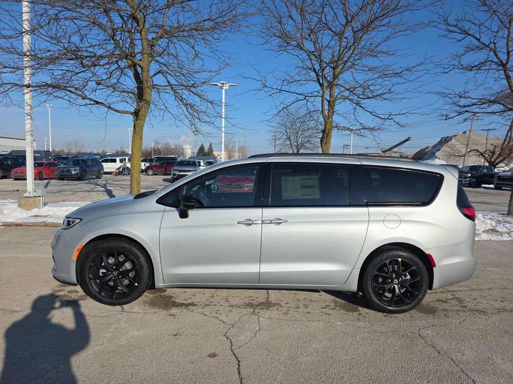 New 2026 Chrysler Pacifica Select image 4
