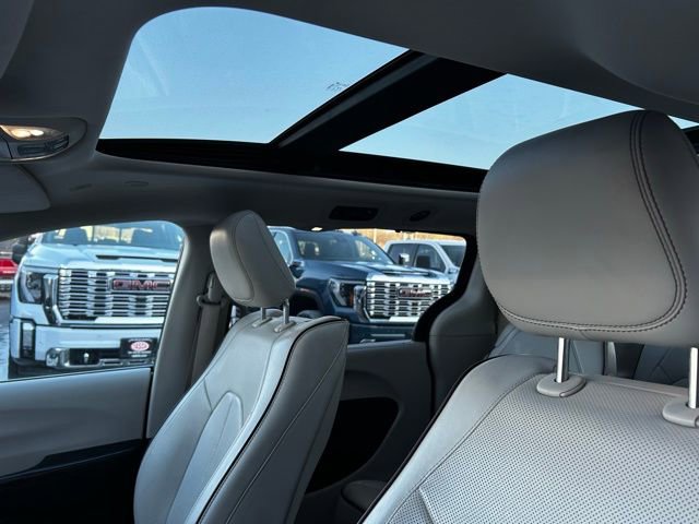 Used 2020 Chrysler Pacifica Limited w/ Tire & Wheel Group image 26