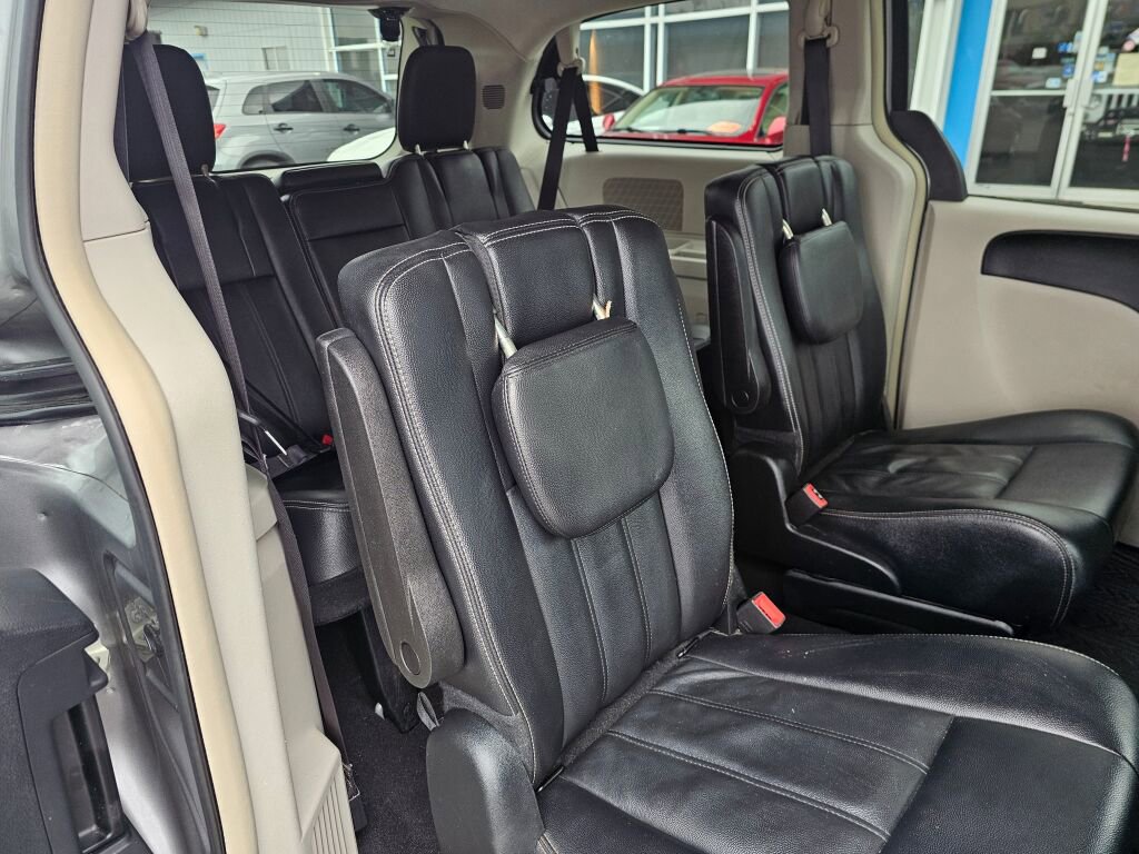 Used 2016 Chrysler Town & Country Touring image 17