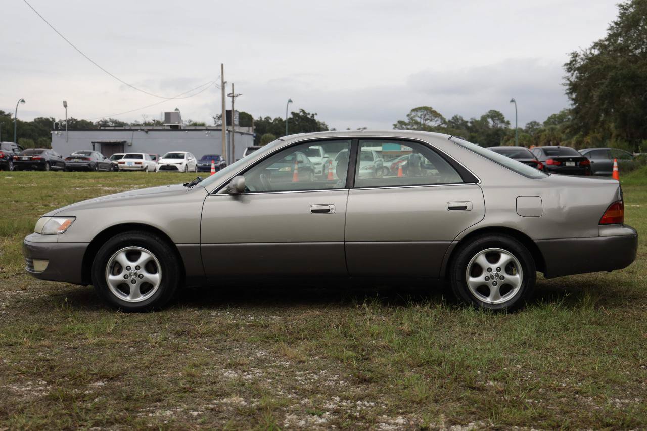 Used 1998 Lexus ES 330 w/ Leather Trim Pkg FWD image 3