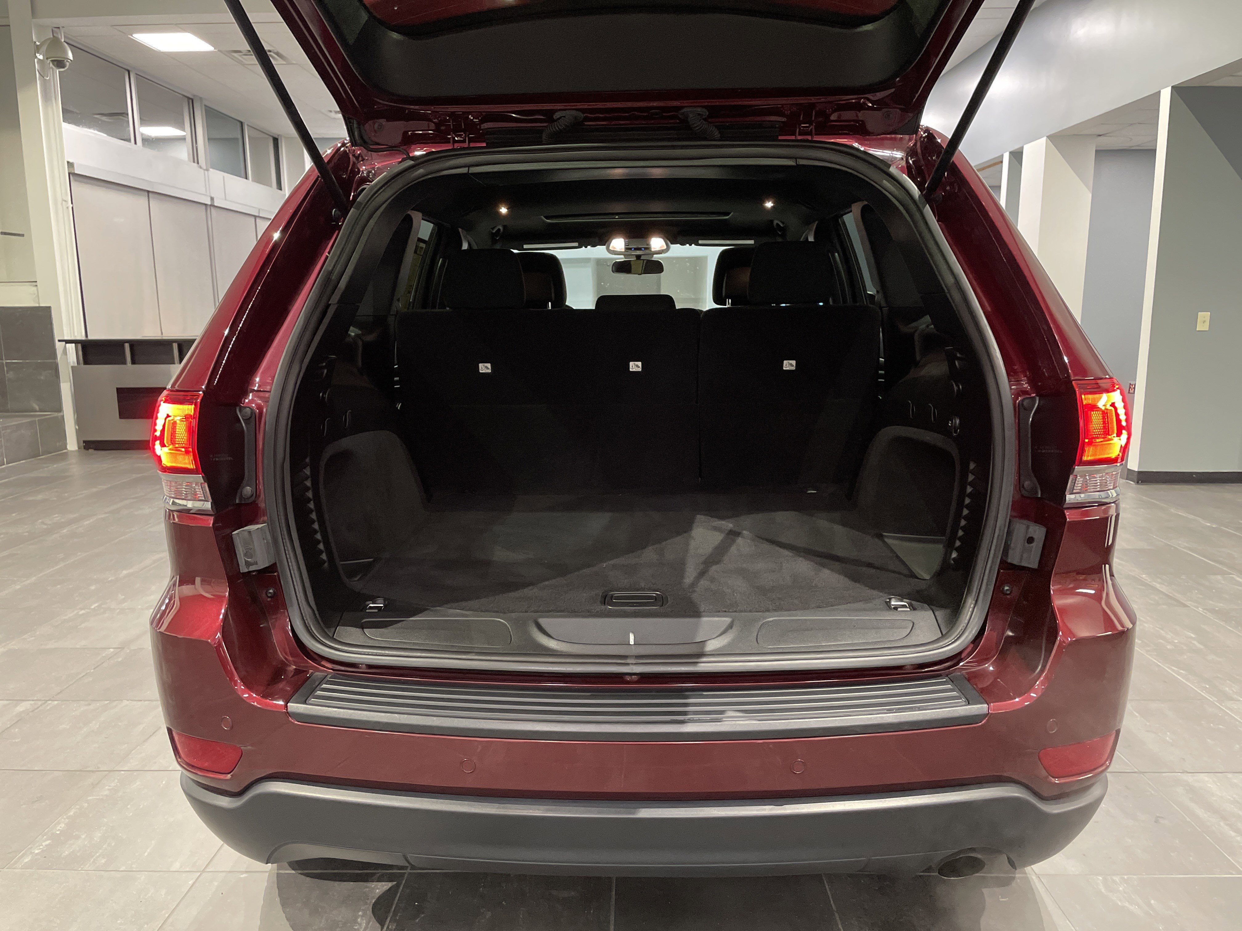 Used 2020 Jeep Grand Cherokee Laredo image 32