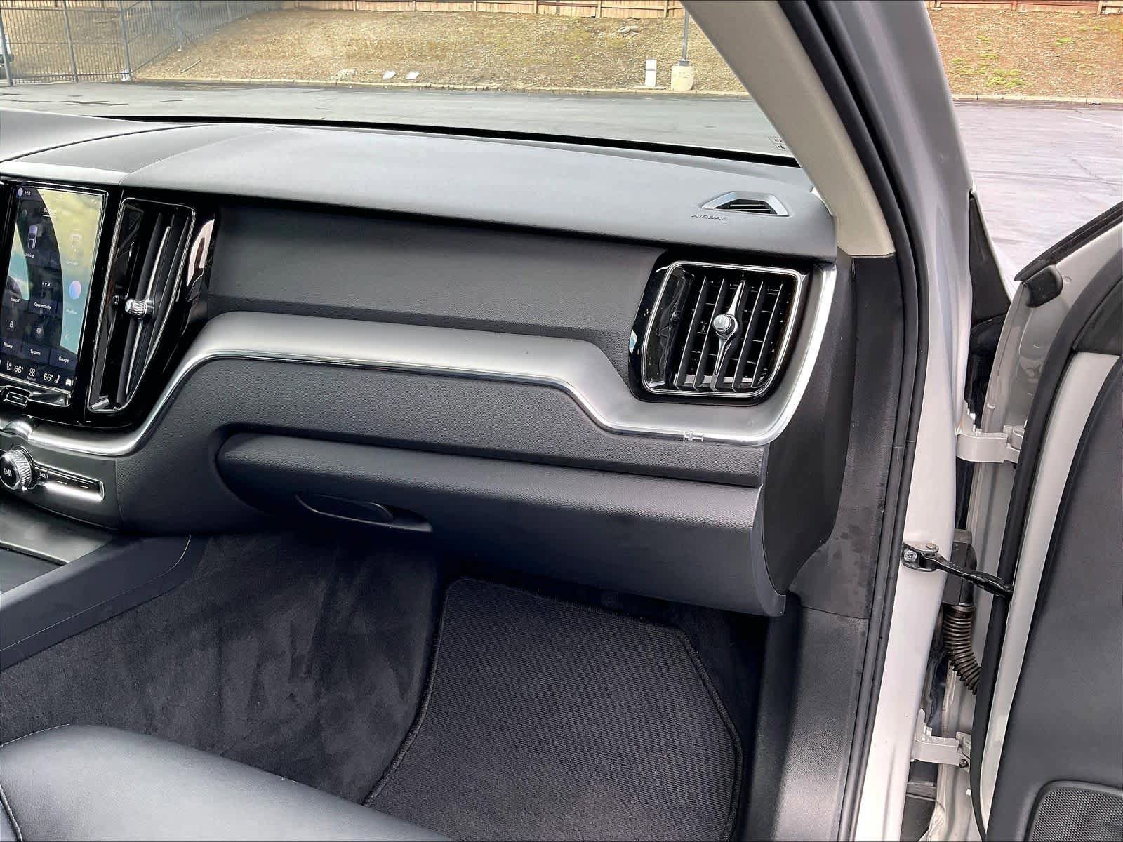 Used 2025 Volvo XC60 B5 Core AWD/4WD image 18