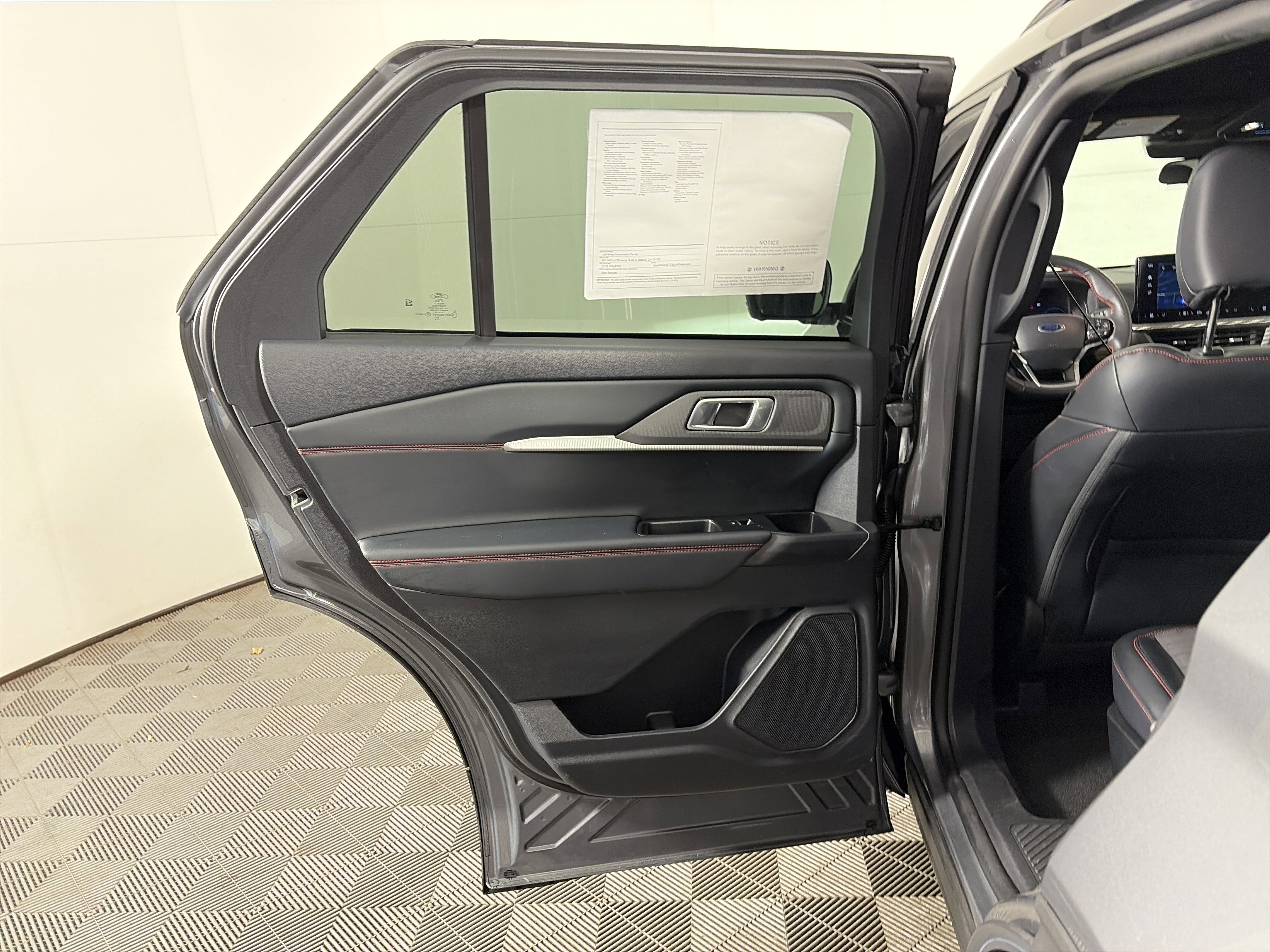 Used 2025 Ford Explorer ST-Line w/ ST-Line Street Pack image 35