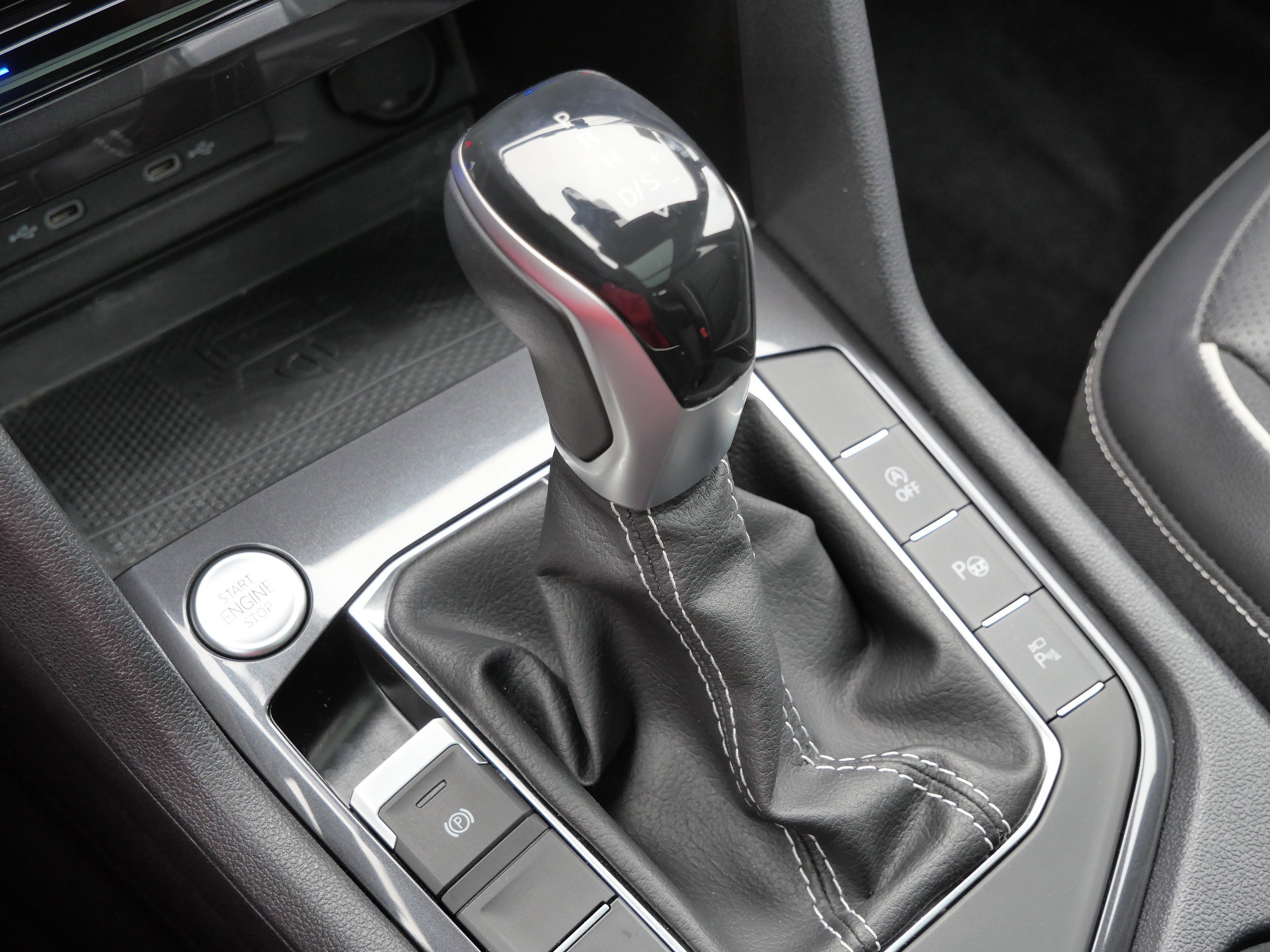 Certified 2022 Volkswagen Tiguan SEL R-Line image 25