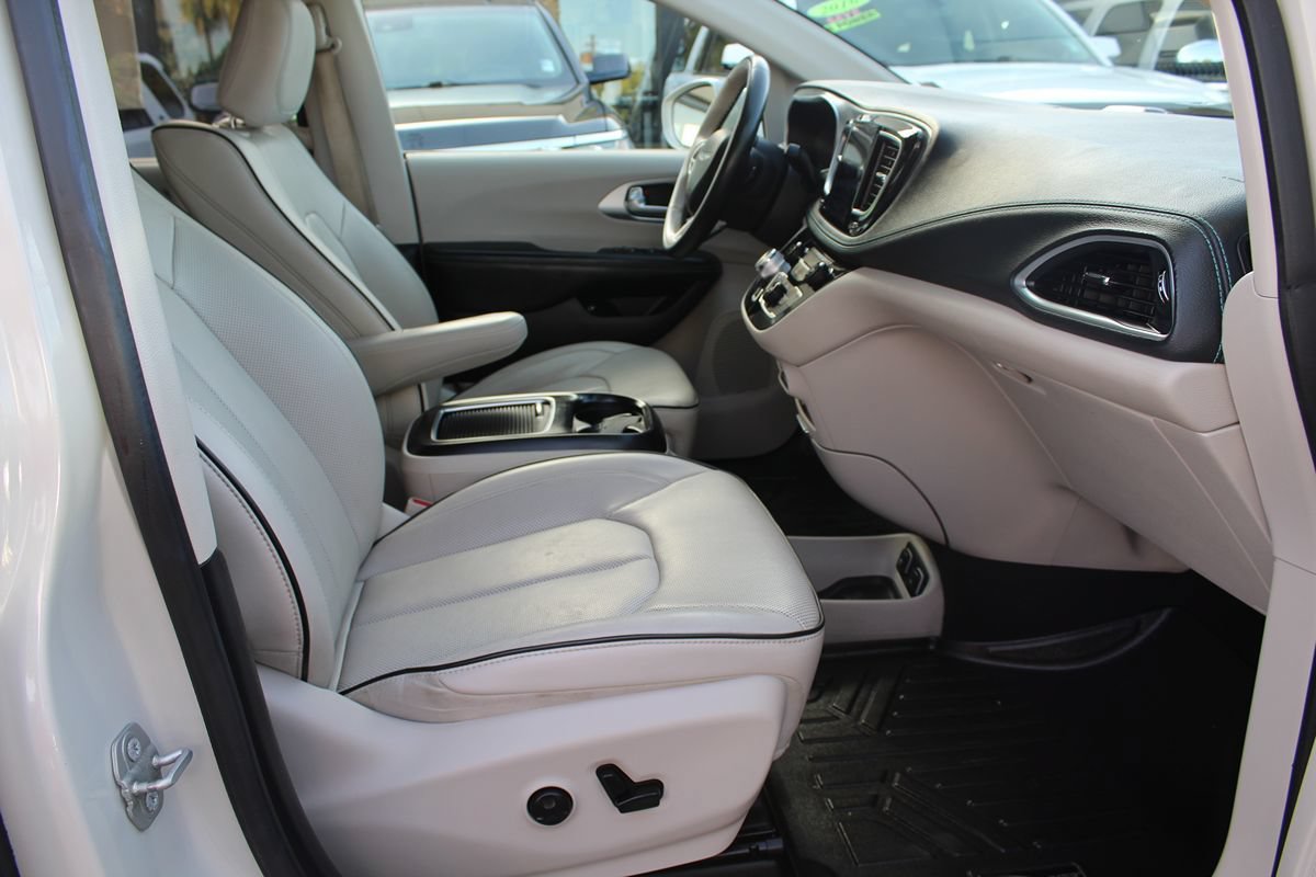 Used 2020 Chrysler Pacifica Limited w/ Advanced Safetytec Group FWD image 25