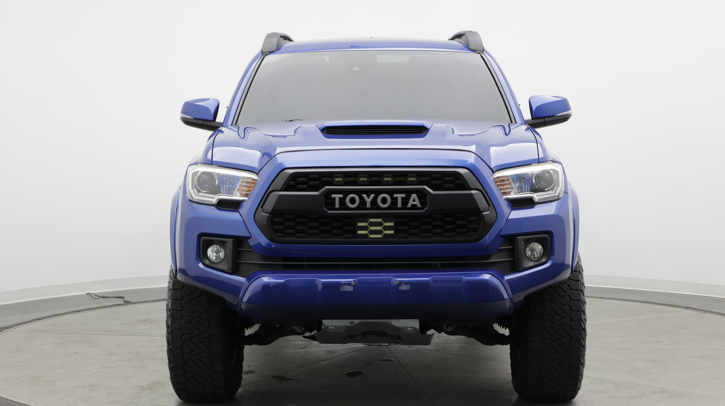 Used 2018 Toyota Tacoma TRD Sport AWD/4WD image 2