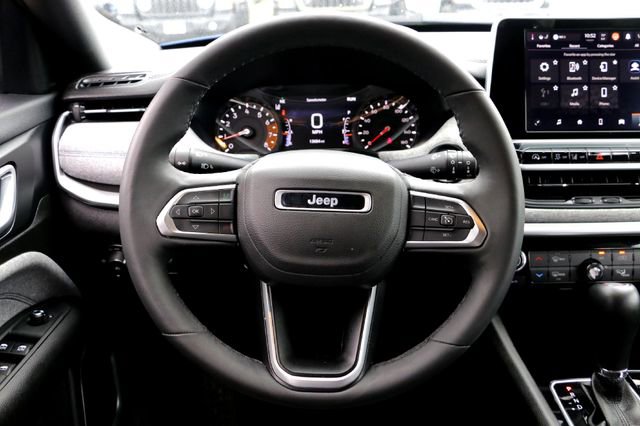 Used 2025 Jeep Compass Latitude image 27