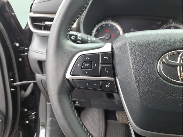Used 2023 Toyota Highlander LE FWD image 24