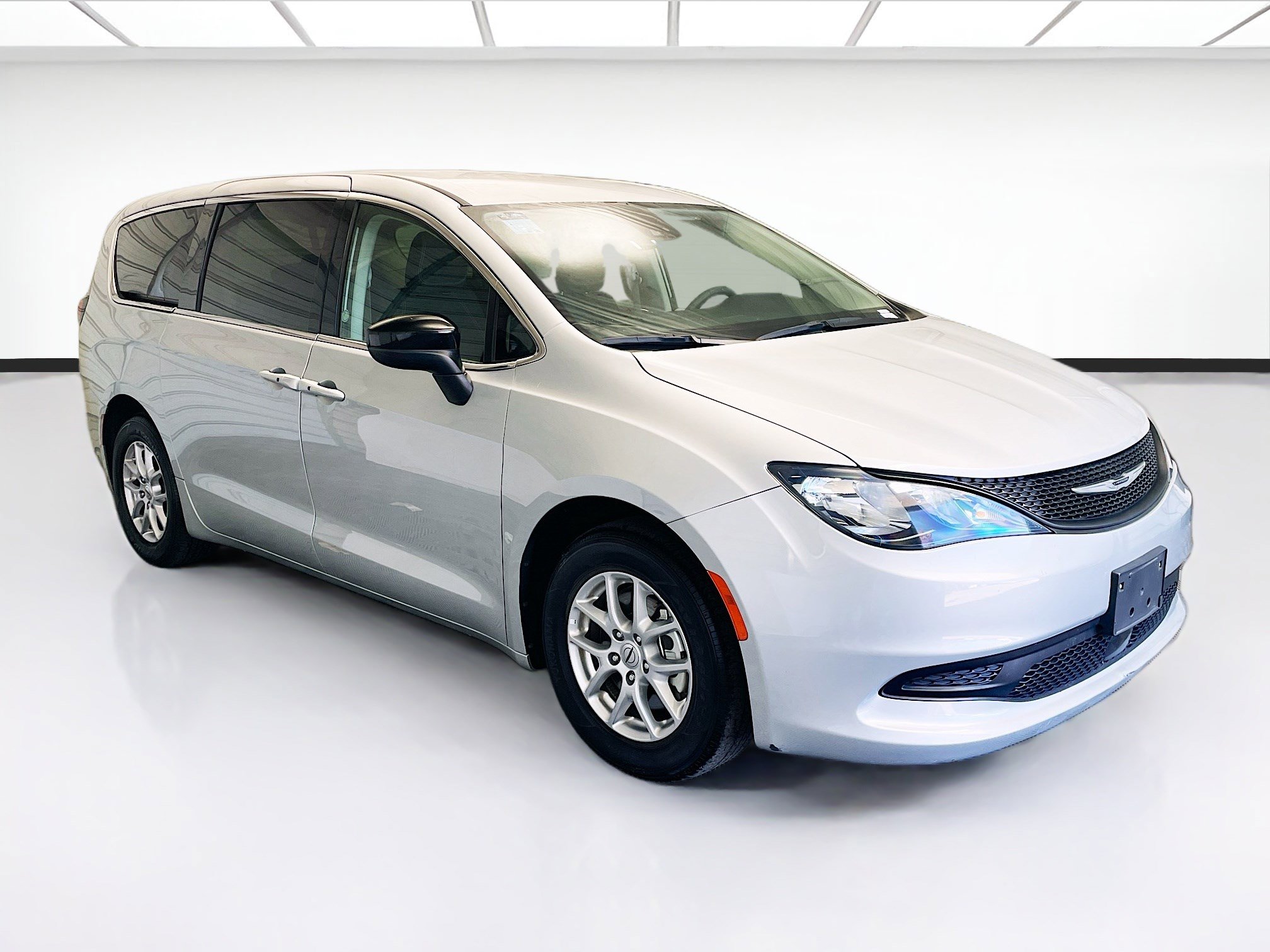 Used 2024 Chrysler Voyager LX FWD image 3