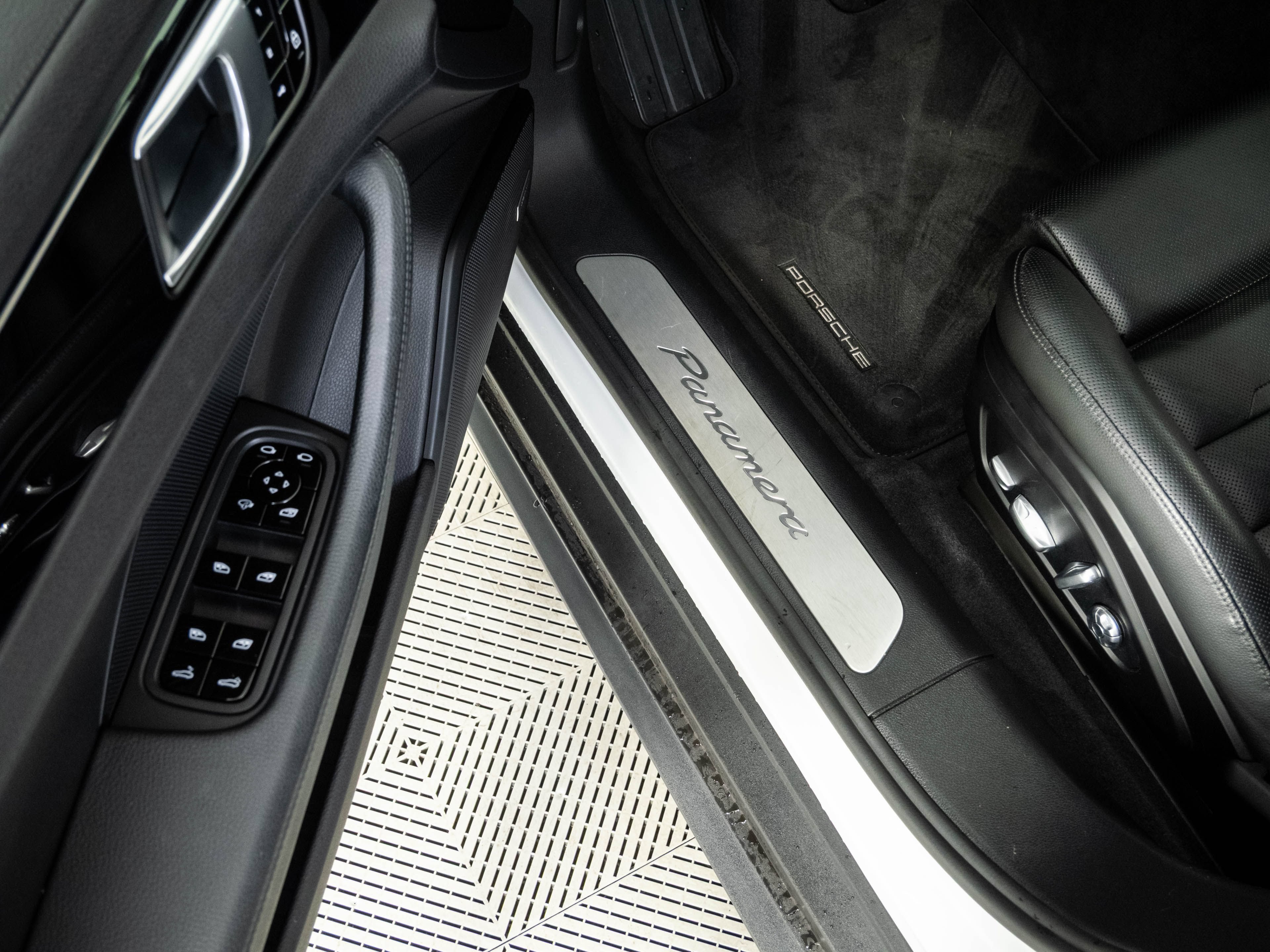Used 2019 Porsche Panamera 4 AWD/4WD image 8